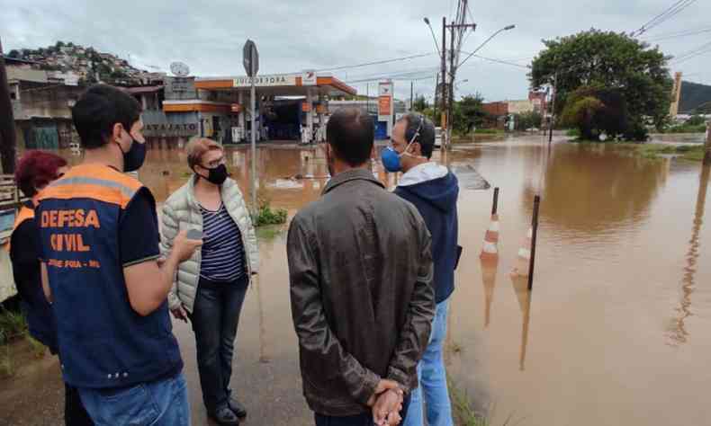 Prefeita visita rea alagada 