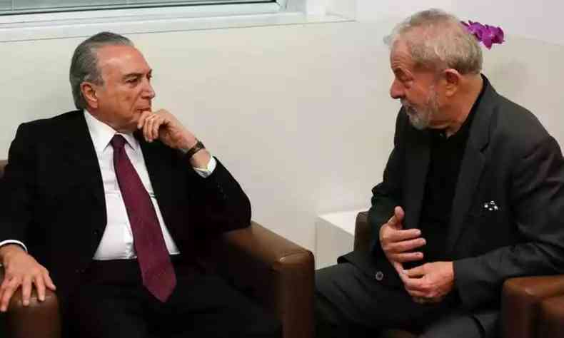 Temer e Lula sentados em poltronas conversando