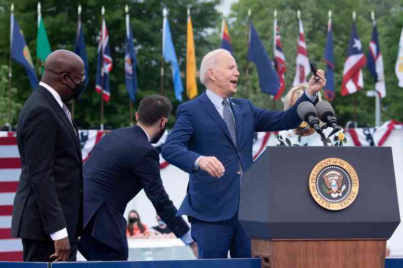 Presidente Joe Biden retirou a mscara e flexibilizou o uso do acessrio(foto: AFP / Brendan Smialowski)