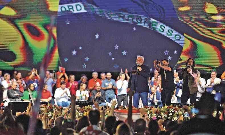 Luiz Incio Lula da Silva, candidato do PT  Presidncia, durante discurso na Praa da Estao, em 18 de agosto