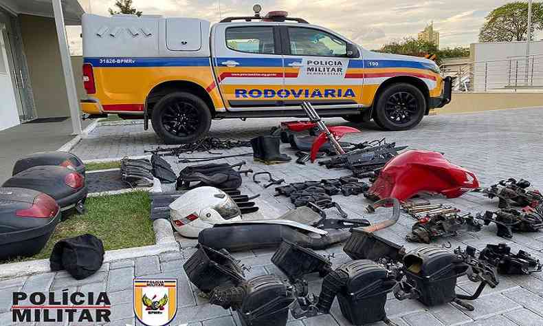 Policiais militares estumam que as peas encontradas pertenciam a pelo menos 10 motocicletas roubadas