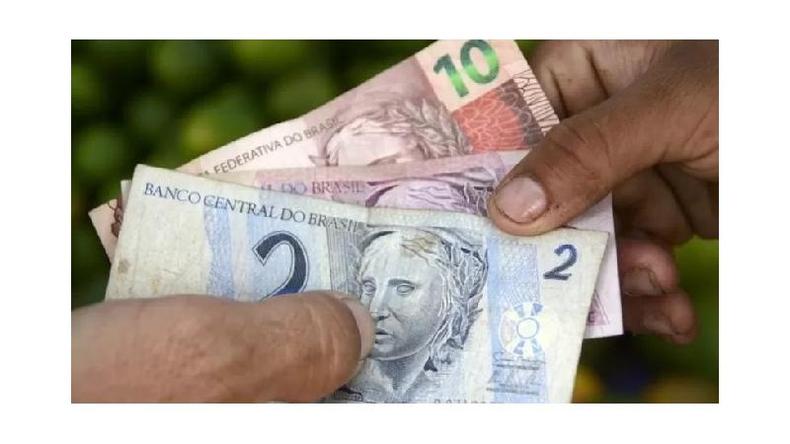 O dinheiro estará disponível na conta do trabalhador no aplicativo CAIXA TEM(foto: BBC) Notas de reais