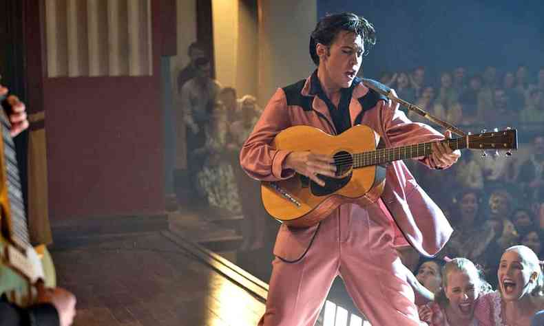 Vestido de rosa e caracterizado como Elvis, ator Austin Butler se apresenta no palco em cena de ''Elvis''