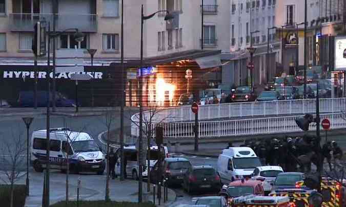 Foras especiais da polcia francesa na ao para invaso do mercado onde um terrorista fazia refns(foto: Gabrielle Chatelain/AFPTV/AFP )