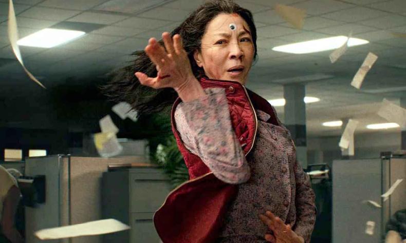 Michelle Yeoh faz movimento de artes marciais em cena de 'Tudo em todo lugar ao mesmo tempo'