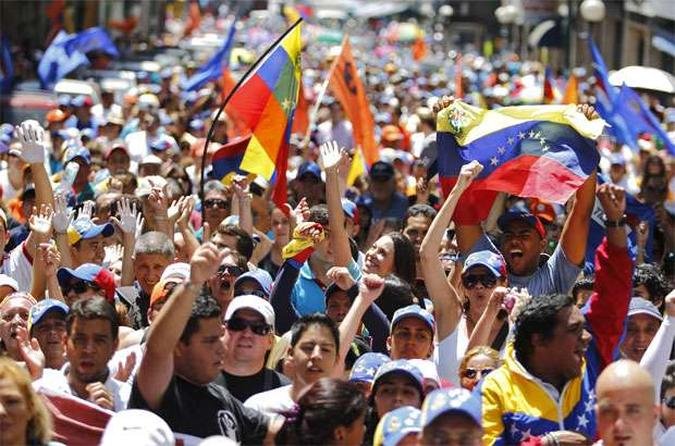 (foto: Manifestantes que apoiam a oposi��o questionam a transpar�ncia do governo sobre a sa�de de Ch�vez)
