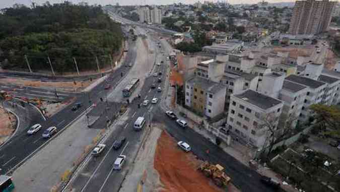 Prefeitura defende trincheira no cruzamento em que antes havia elevado(foto: Marcos Michelin/EM/D.A.Press)