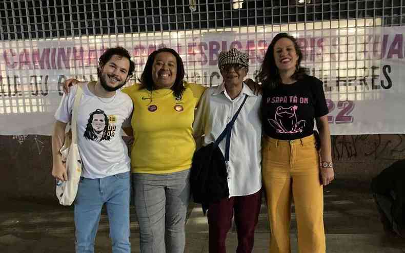 Thiago Coacci ao lado de duas ativistas lsbicas e da vereadora Bella Gonalves