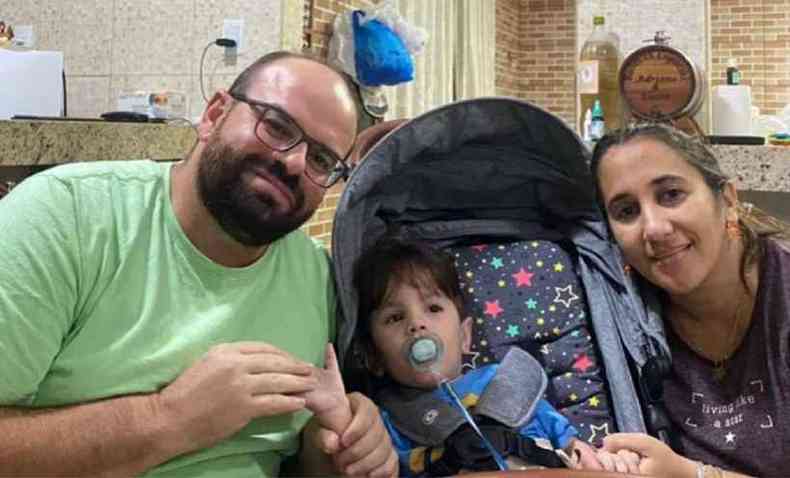 O pequeno Rafa com os pais, Adriano e Elaine, felizes com o incio do tratamento contra a AME(foto: Reproduo/Ameorafa)