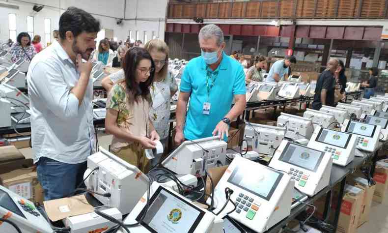 Funcionrios do TRE-MG fazem procedimento nas urnas eletrnicas em um galpo do Centro de Apoio