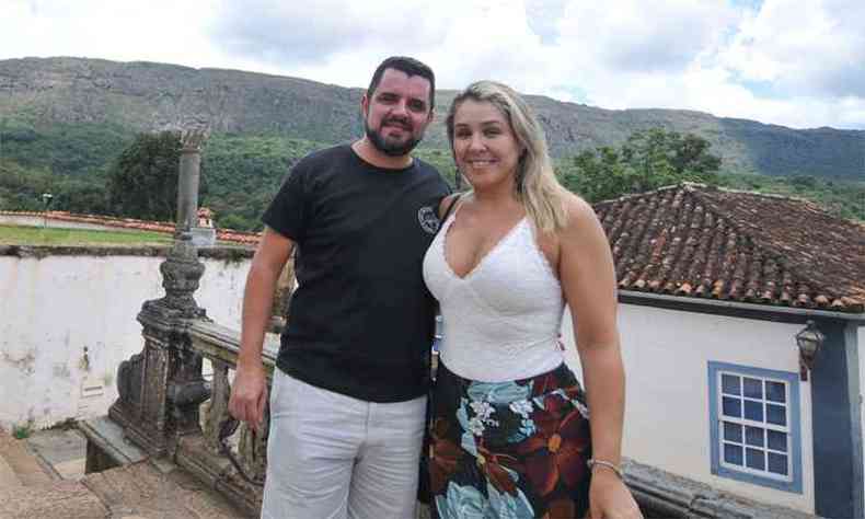 O casal de namorados Ricardo Caetano e Renata Figueiredo, moradores do Rio de Janeiro, estranhou a situao precria do calamento do Centro Histrico (foto: Alexandre Guzanshe/EM/DA Press)