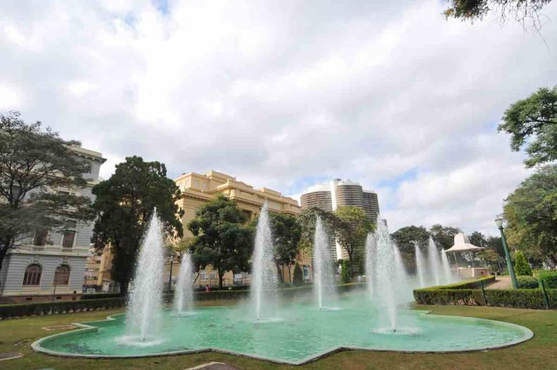Céu com nuvens na Praça da Liberdade na manhã deste sábado(foto: Gladyston Rodrigues/EM/D.A Press) Fonte da Praça da Liberdade
