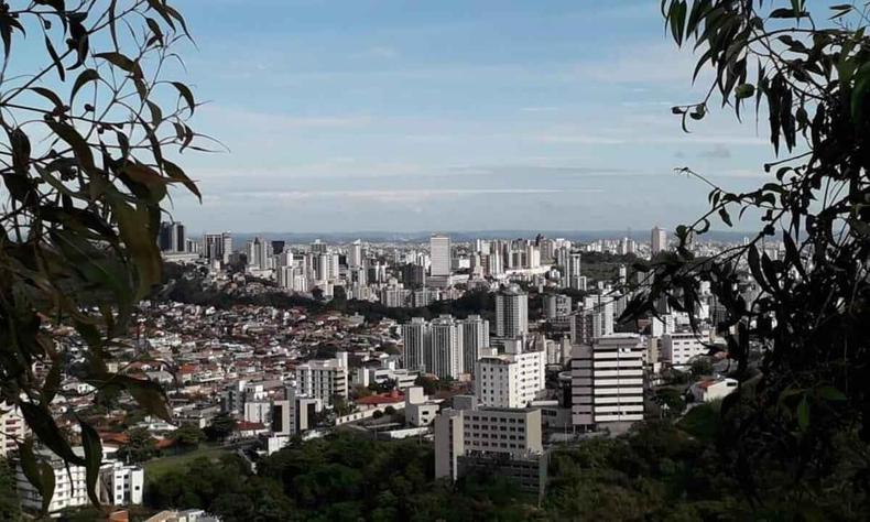 Clima na capital mineira(foto: Jair Amaral/EM/D.A Press) Vista da cidade na Região do Bairro Belvedere. Céu claro com temperaturas acima dos 30°C
