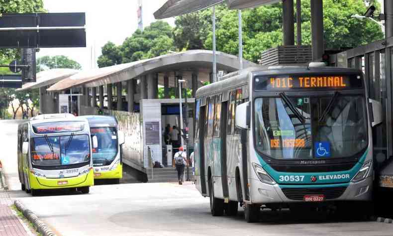 ônibus em estações no Hipercentro de Belo Horizonte
