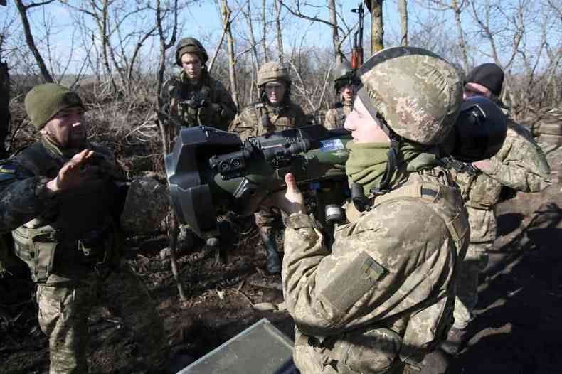 Soldados ucranianos portam um antimssil britnico