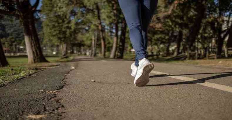 Caminhada pode ajudar a controlar a ansiedade(foto: Pixabay/reproduo)