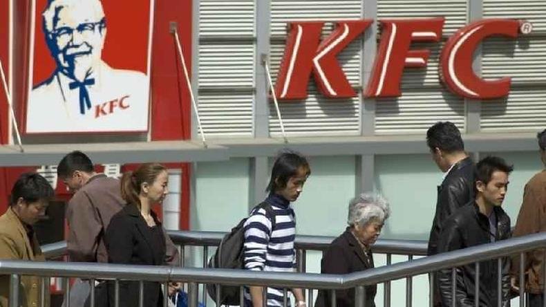 A frase da empresa KFC que dizia algo como 'lamber o dedo é bom' não caiu bem em mandarim(foto: BBC) Loja da KFC em Beijing