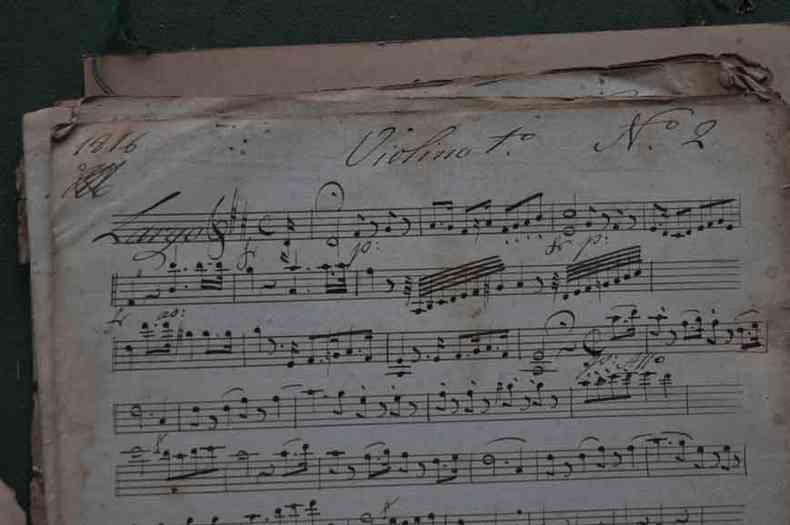 Trecho da composio encontrado tem escrita para violino, viola, contrabaixo, flauta, obo, fagote e trompa(foto: GLADYSTON RODRIGUES/EM/D.A PRESS)