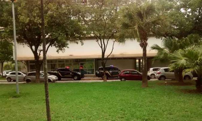Viaturas da Polícia Federal em frente à reitoria da UFMG nesta quarta(foto: Reprodução da internet/WhatsApp) Viaturas da Polícia Federal em frente à reitoria da UFMG nesta quarta(foto: Reprodução da internet/WhatsApp)