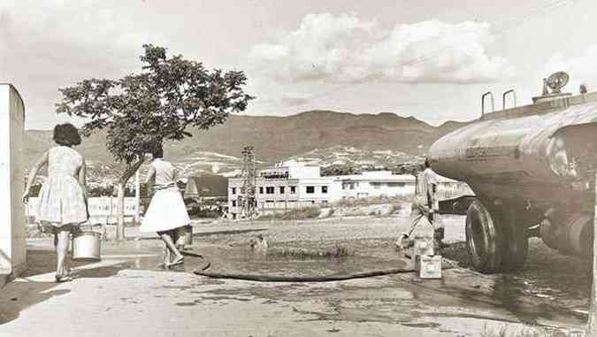 Caminho-pipa entra em ao para socorrer duas mulheres de sais rodada em 15 de julho de 1964(foto: O Cruzeiro/EM/Arquivo)