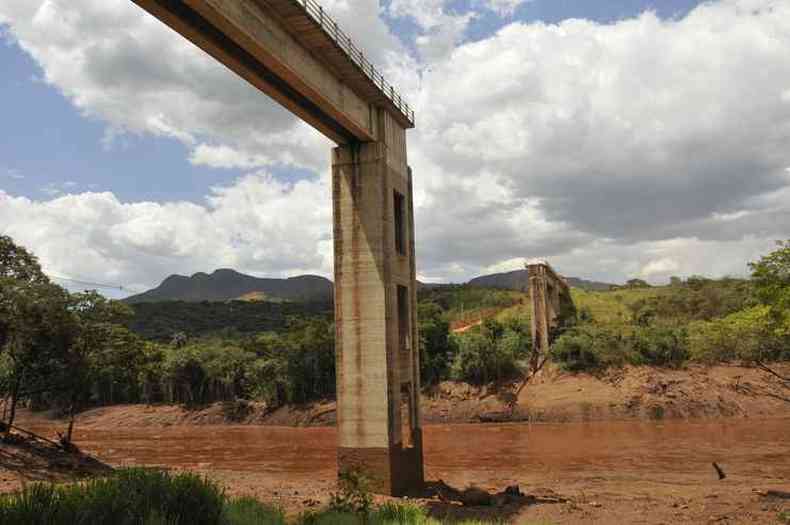 Pontilho da estrada de trem de ferro que foi destruda pela passagem da lama(foto: Juarez Rodrigues/EM/D.APress)