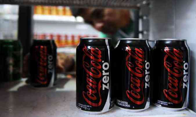 Produo se mantm em operao nas linhas de produtos sem acar, tais como gua e coca-cola light(foto: AFP PHOTO/Juan BARRETO - 11/6/2009 )