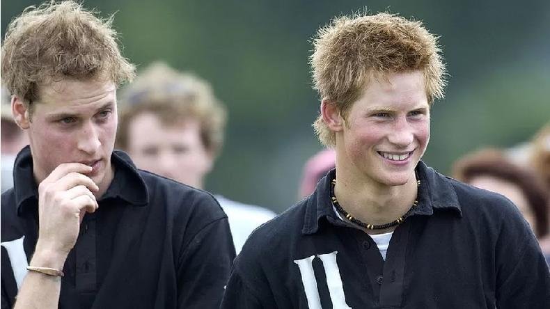Príncipe Harry com o irmão William em 2002(foto: Getty Images) Príncipe Harry com o irmão William em 2002