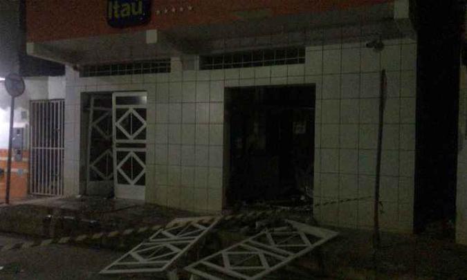 Agência ficou destruída após a ação dos criminosos(foto: Divulgação / Polícia Militar) Agência ficou destruída após a ação dos criminosos(foto: Divulgação / Polícia Militar)