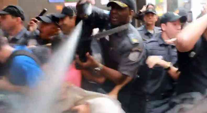 Policial usa spray de pimenta gigante contra professores em Greve no Rio de Janeiro