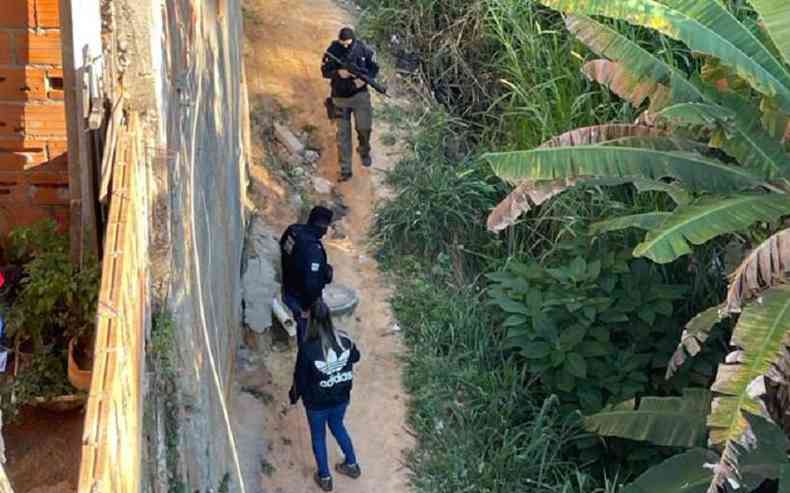 Operao das polcias Civil e Militar em Ribeiro das Neves prendeu uma pessoa na manh desta tera-feira (4/5)(foto: Policia Civil/Divulgao)