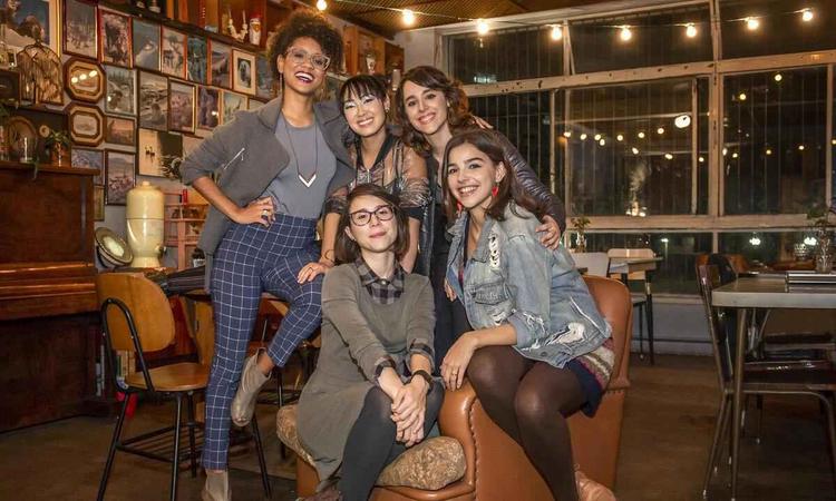 As cinco protagonistas de As Five posam para foto, em ambiente neutro

