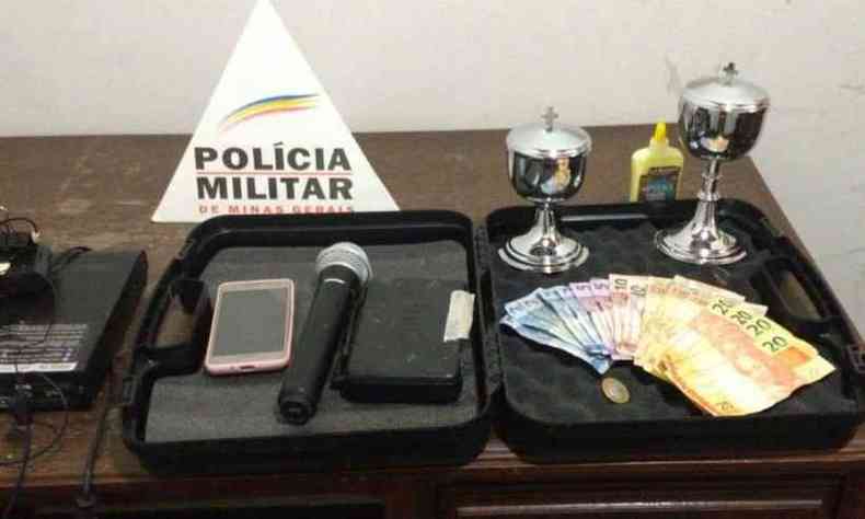 Itens que foram roubados da sacristia da igreja de Serra da Saudade(foto: Divulgao/Polcia Militar)