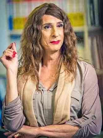 Aramis Trindade est irreconhecvel e arrasa como Isadora: comdia retrata temas atuais, como homofobia e doao de rgos(foto: Downtown Filmes/Divulgao)