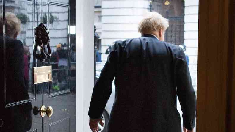 Boris Johnson de costas, deixando Downing St