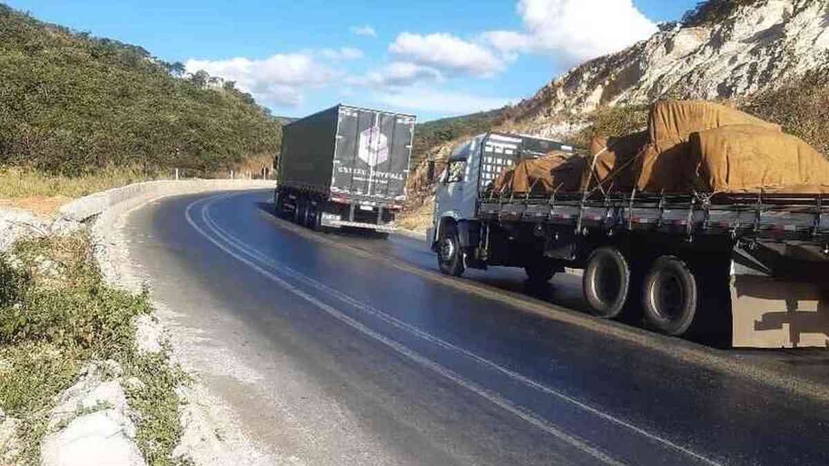 BR-251, perto de Francisco Sá: Uma carreta bateu na traseira de outra  carreta, após um outro veículo de carga fazer um L na pista