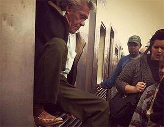 Homem sai pela janela do trem ap�s acidente. V�rios passageiros seguiram a p�.(foto: (Tiago Vieira))