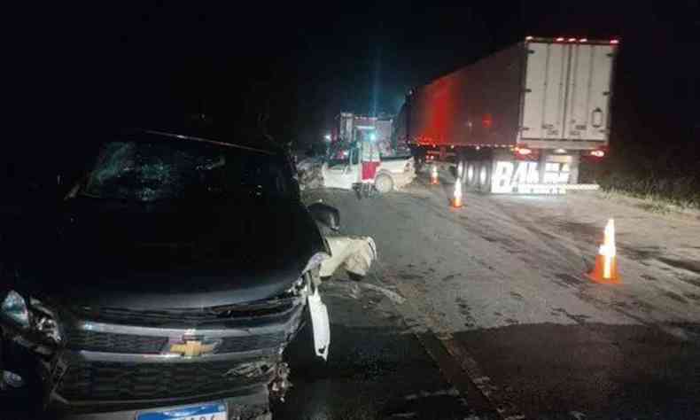 acidente entre duas caminhonetes na BR-116