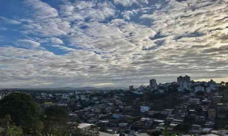 Vista parcial de BH com céu flocado de nuvens