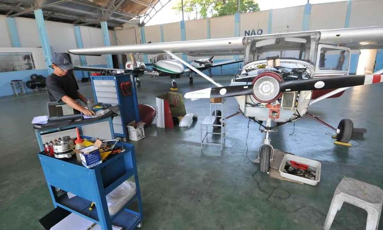 Na foto, avio em manuteno, no hangar da VelAir, para ser retirado do aeroporto Carlos Prates