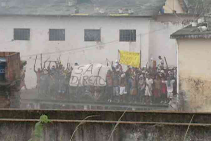 Detentos se reuniram em cima de laje e protestaram com faixas(foto: TV Clube/Reproduo)