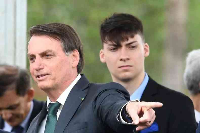  Bolsonaro e o filho Jair Renan, investigado