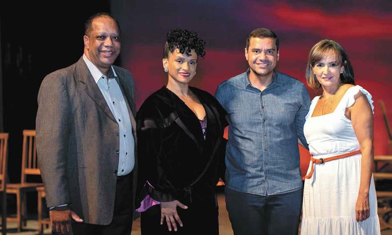 Edilon Mesquita, a atriz Flávia Santana, Givaldo Ferreira e Betânia Fonseca, na estreia do espetáculo A cor púrpura, no Sesc Palladium