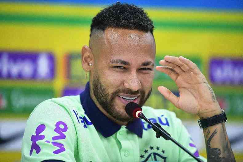 Neymar sorri durante entrevista coletiva em Belm