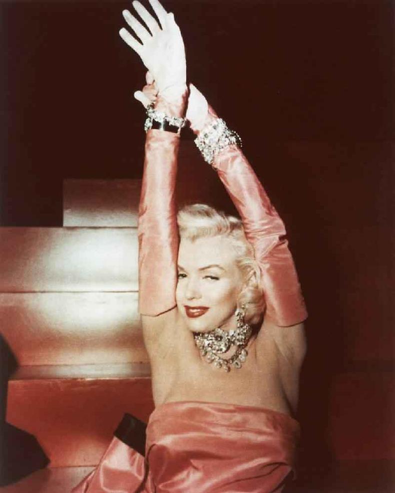 Marilyn Monroe cantando em cena do filme 'Os homens preferem as loiras', de 1953(foto: Getty Images)