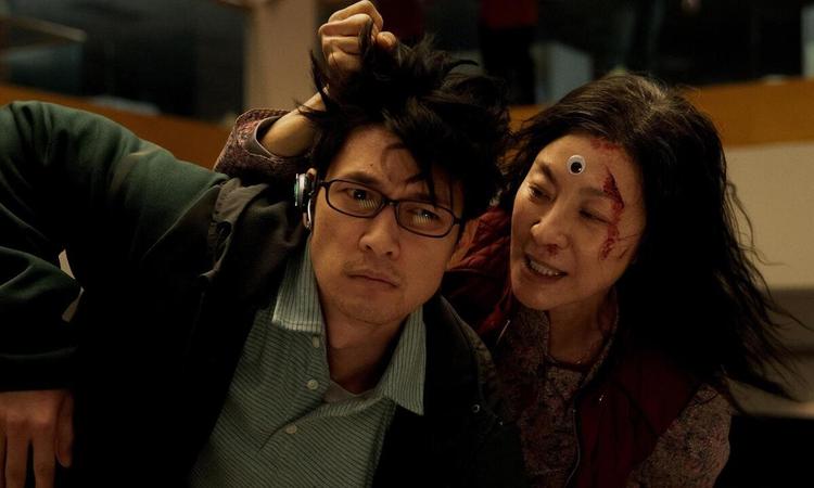 Atores Harry Shum e Michelle Yeoh em cena do filme 'Tudo em todo o lugar ao mesmo tempo'