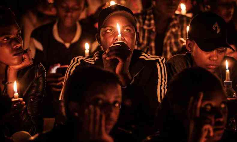 Missa celebrada no Estádio Amahoro em homenagem às vítimas do genocídio em Ruanda, em 1994(foto: YASUYOSHI CHIBA/AFP)