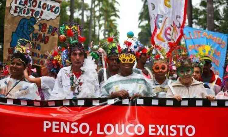 desfile em que se comemora o Dia Nacional da Luta Antimanicomial