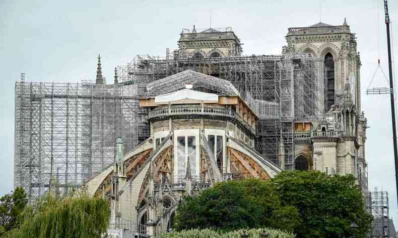 A Catedral de Notre-Dame, em Paris, danificada por um incndio de grandes propores em abril de 2019,  um dos alvos dos comerciantes ilegais de bens culturais(foto: BERTRAND GUAY/AFP)