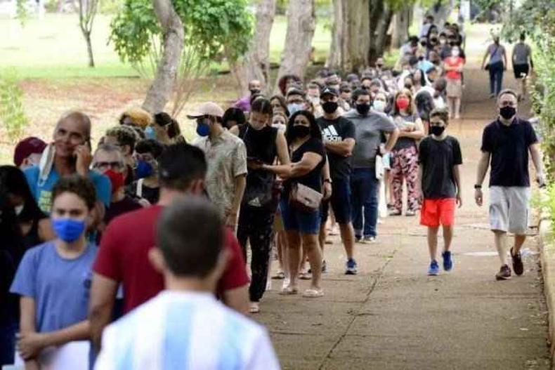Fila para vacinao contra a COVID-19: nova forma de proteo poder facilitar acesso ao imunizante