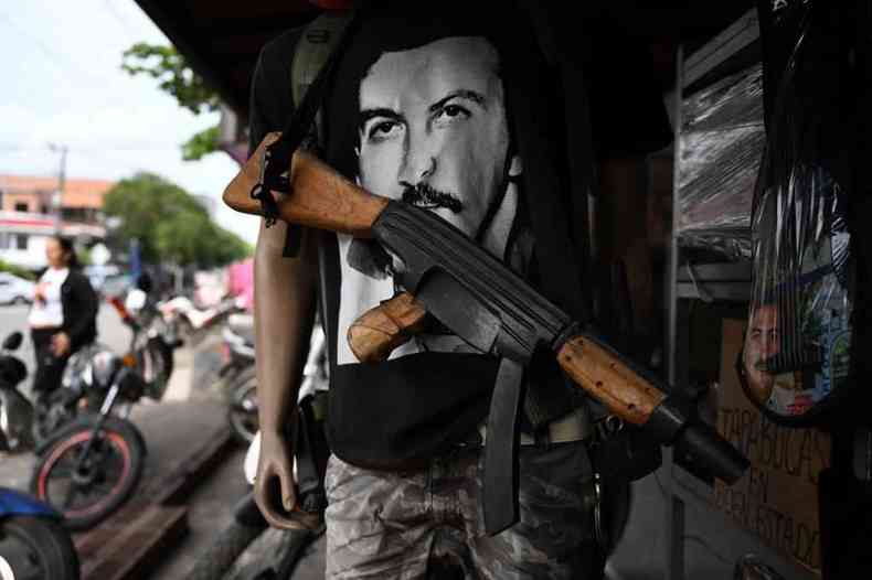 Manequim vestido com camiseta com a imagem de Pablo Escobar e uma rplica de arma potente usada por narcotraficantes na Colmbia, vizinha do Equador